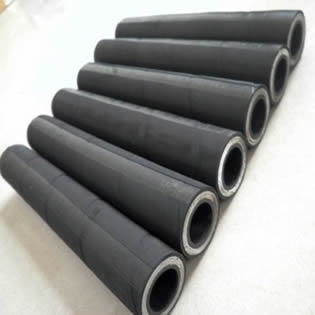Several EN 856 4SP steel wire spiraled hydraulic hoses are in a row.