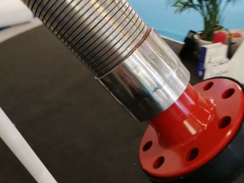A stainless steel armoured hose is displayed.